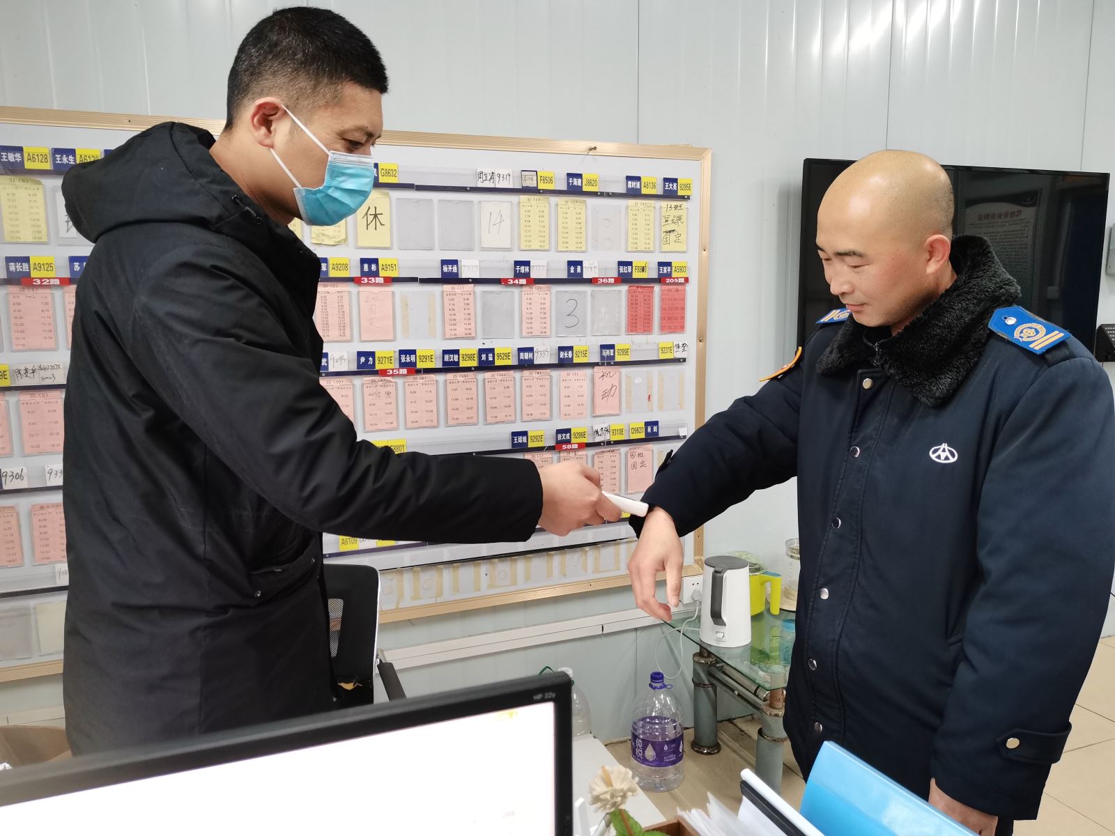 公交集團公交事業(yè)二部持續(xù)開展春運期間駕駛員崗前溫度酒精、血壓測試工作