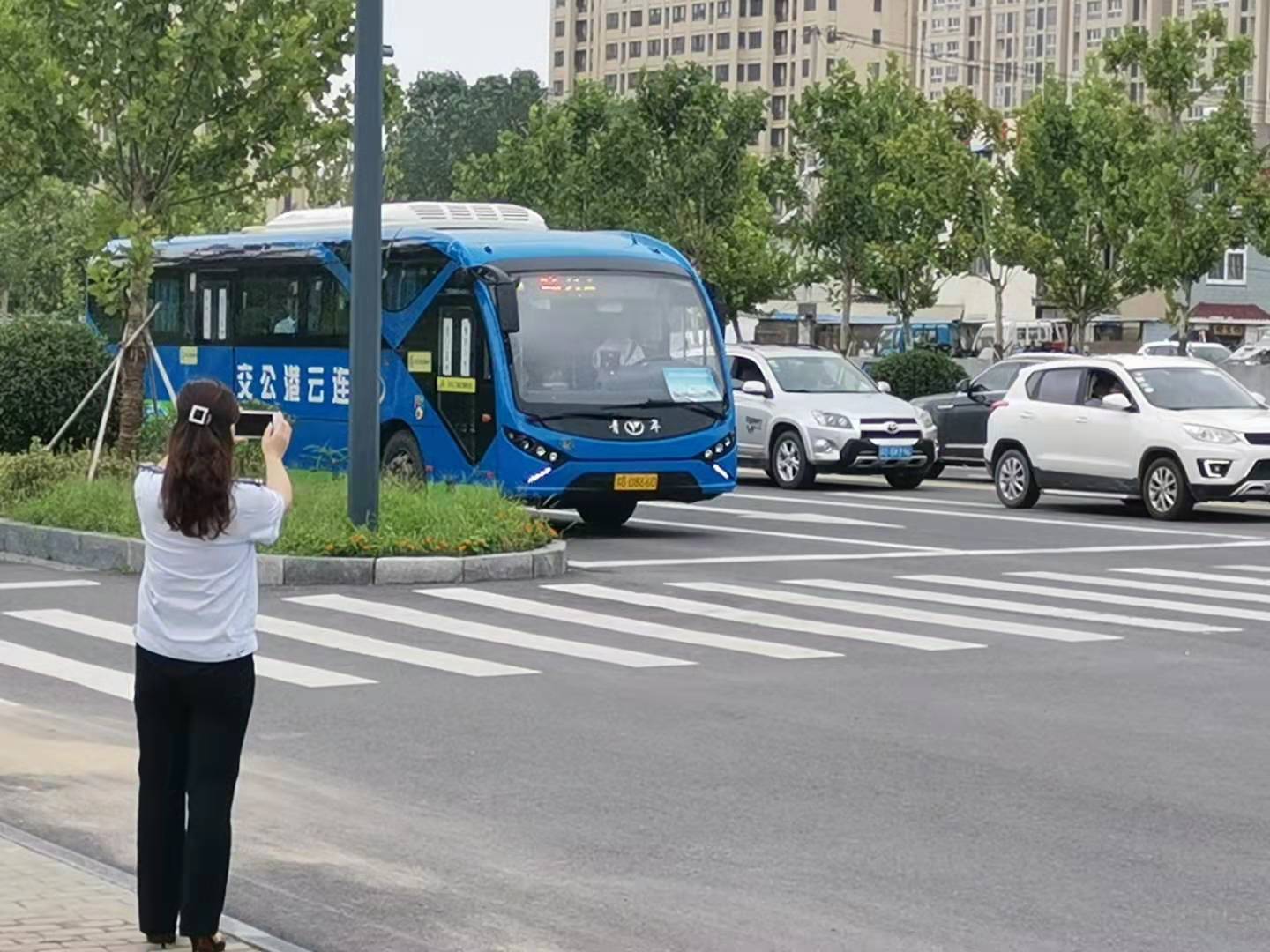 公交集團(tuán)經(jīng)營發(fā)展事業(yè)部開展路口、站點(diǎn)及斑馬線專項(xiàng)檢查活動