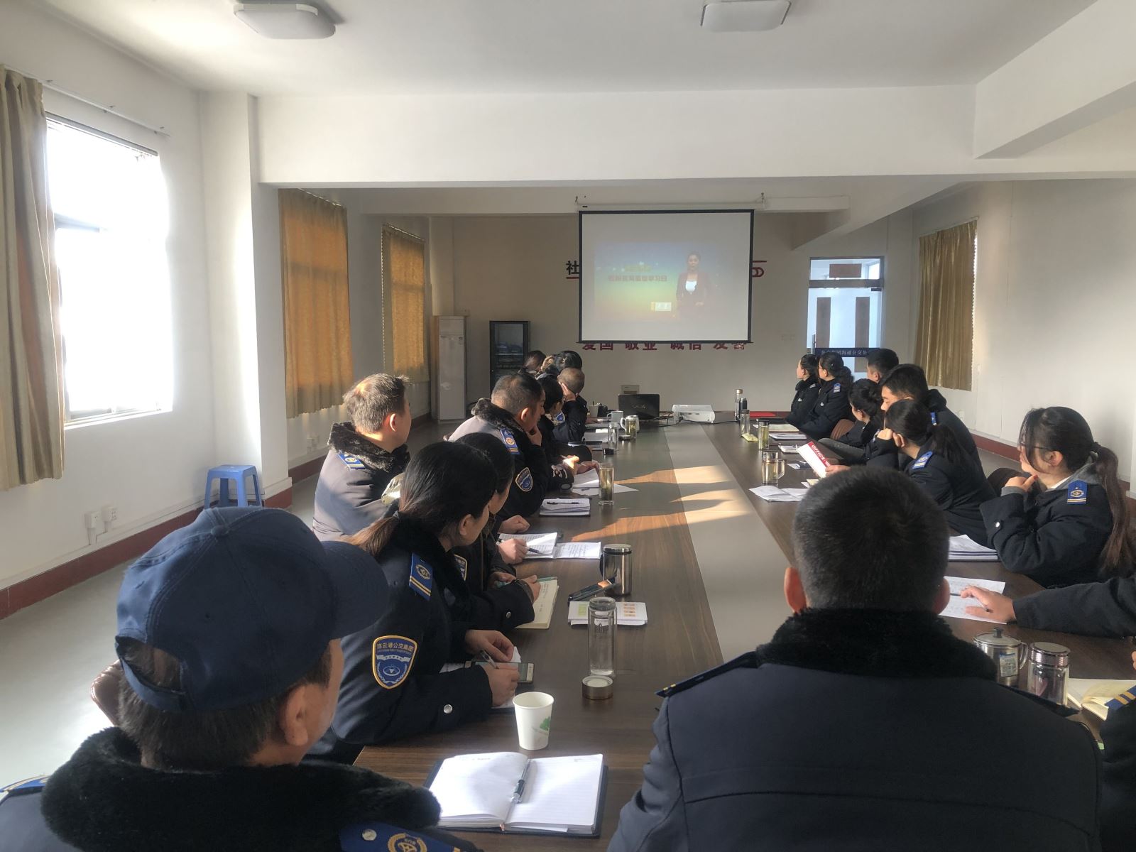 公交集團事業一部、二部組織觀看專題片《誕生地》