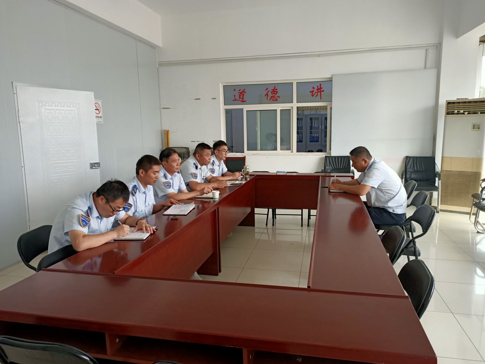 公交集團(tuán)經(jīng)營發(fā)展事業(yè)部召開生產(chǎn)運(yùn)營會