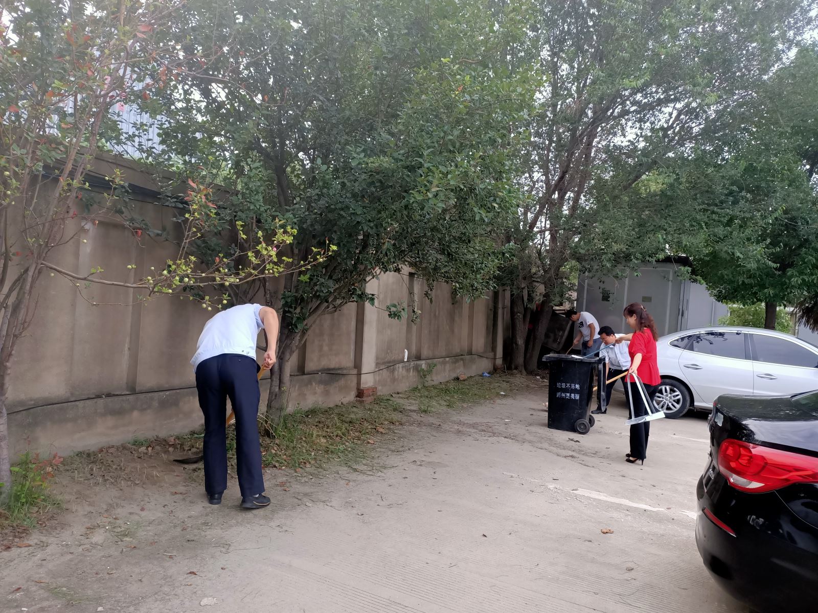 公交集團(tuán)經(jīng)營發(fā)展事業(yè)部開展公交場站衛(wèi)生清潔大行動 助力創(chuàng)文工作