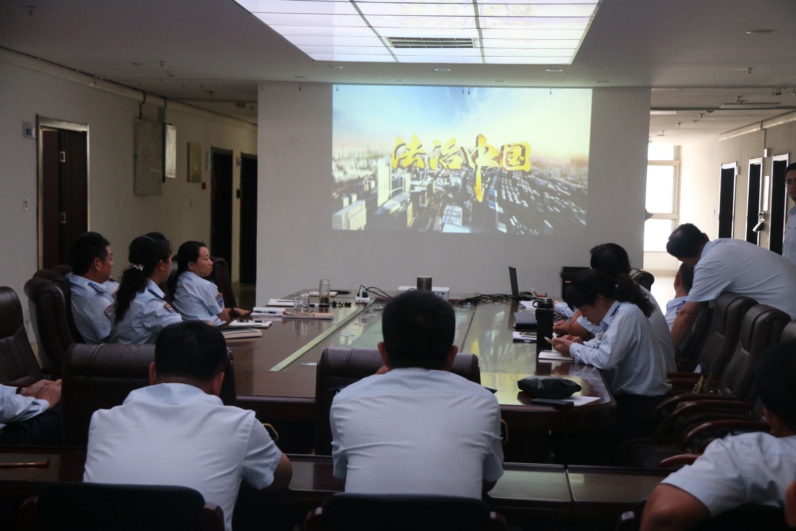 公交集團權屬單位組織學習觀看《法治中國》專題片