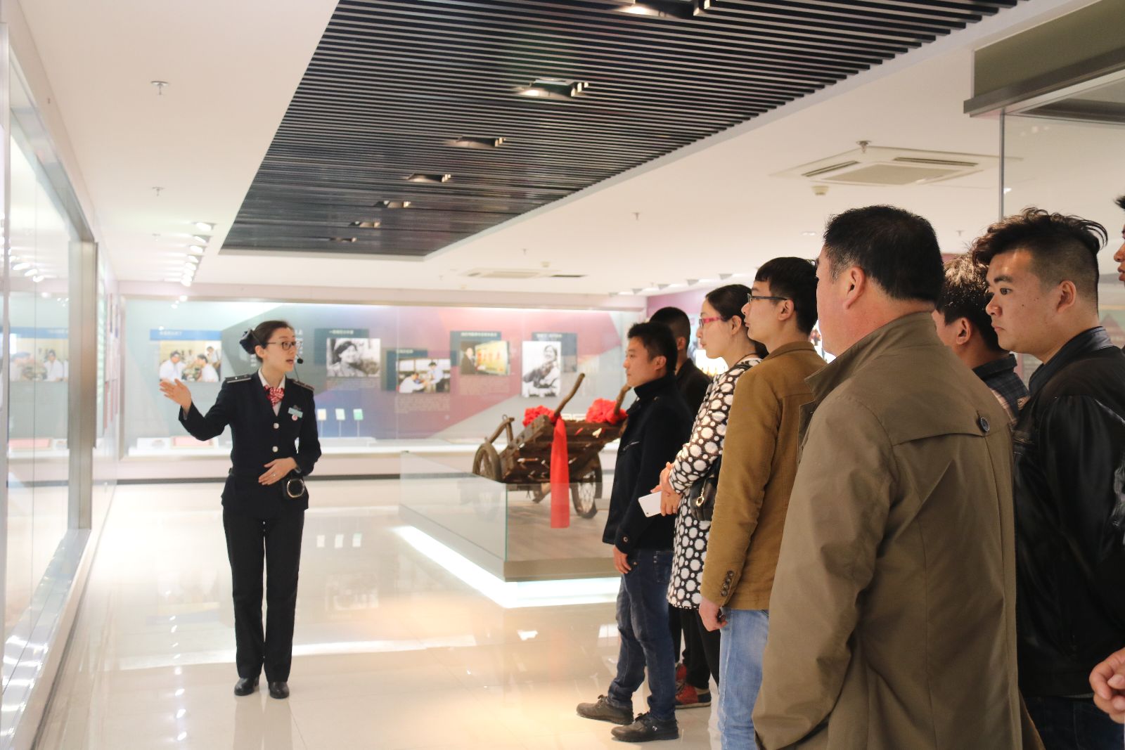 公交大浦廠、維修公司組織干部職工參觀“雷鋒車”事跡陳列館