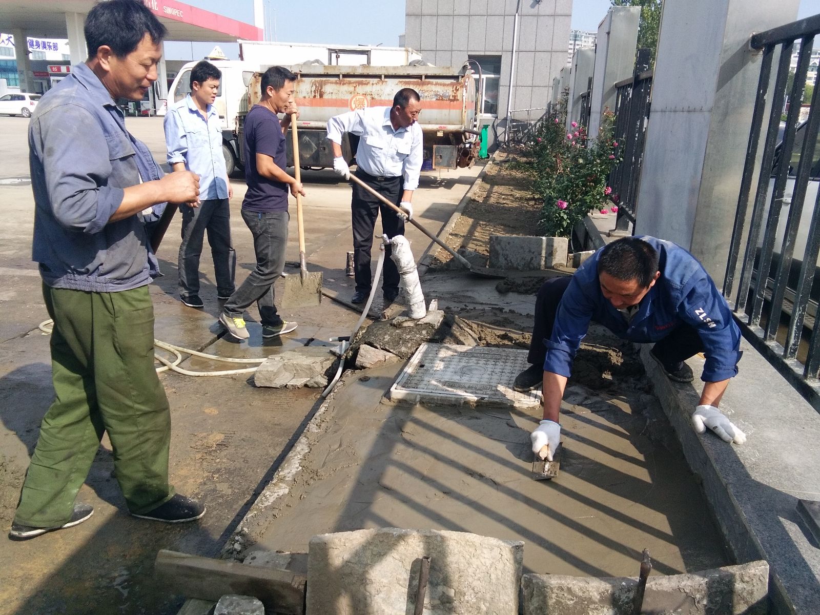 公交東部公司自建清洗水泥臺面 為創衛助力