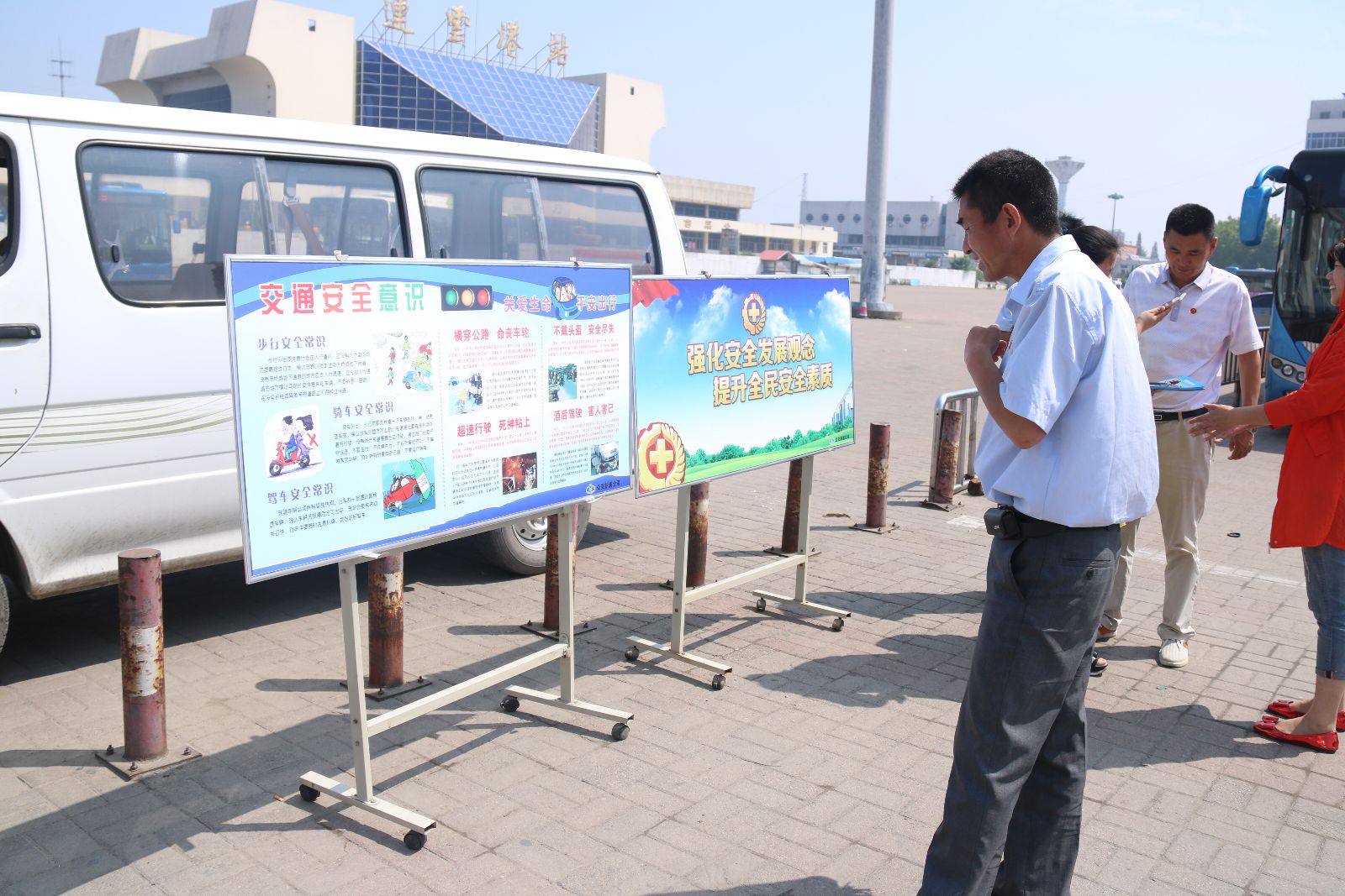 公交新浦公司組織駕駛員進行應(yīng)急處置排演