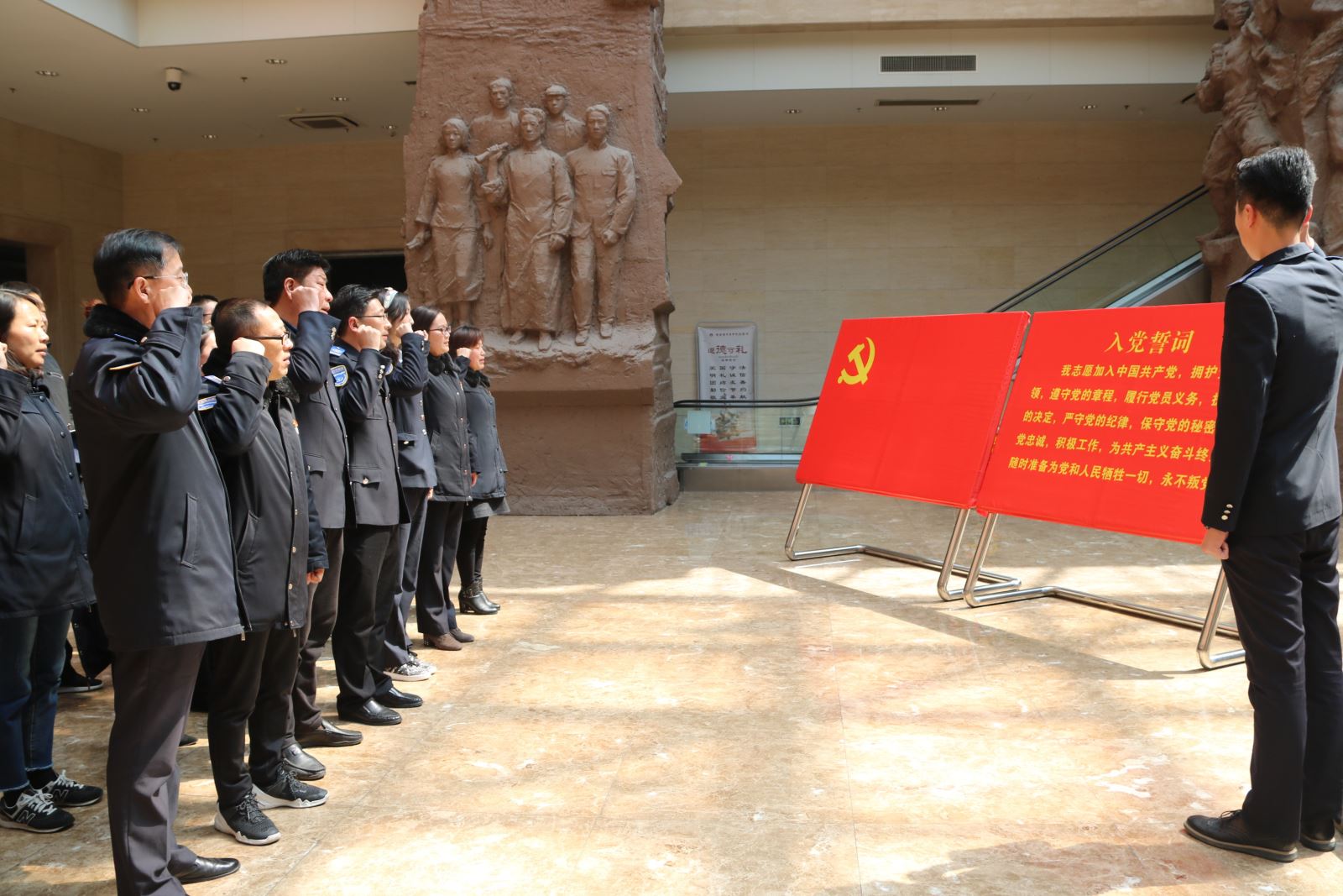 公交集團(tuán)機(jī)關(guān)總支開展“緬懷先烈憶初心、傳承精神勇?lián)?dāng)”主題黨日活動