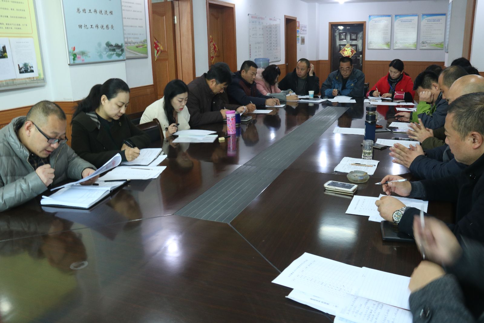 公交新浦公司黨支部召開民主評(píng)議黨員會(huì)