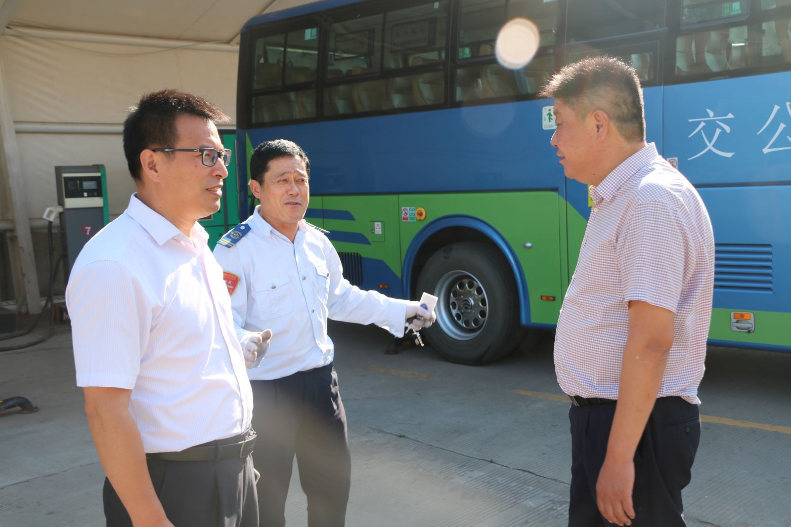 公交集團領(lǐng)導班子上路上線開展創(chuàng)文專項檢查