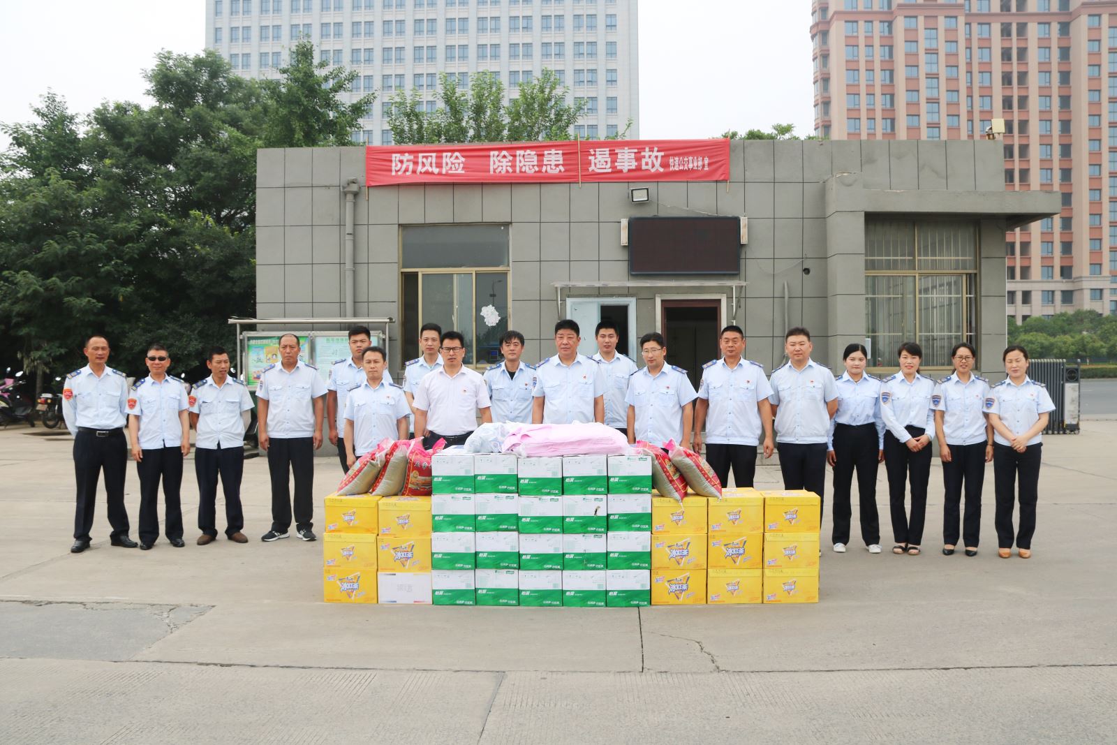 公交集團領(lǐng)導班子“夏送清涼” 走訪慰問一線公交職工