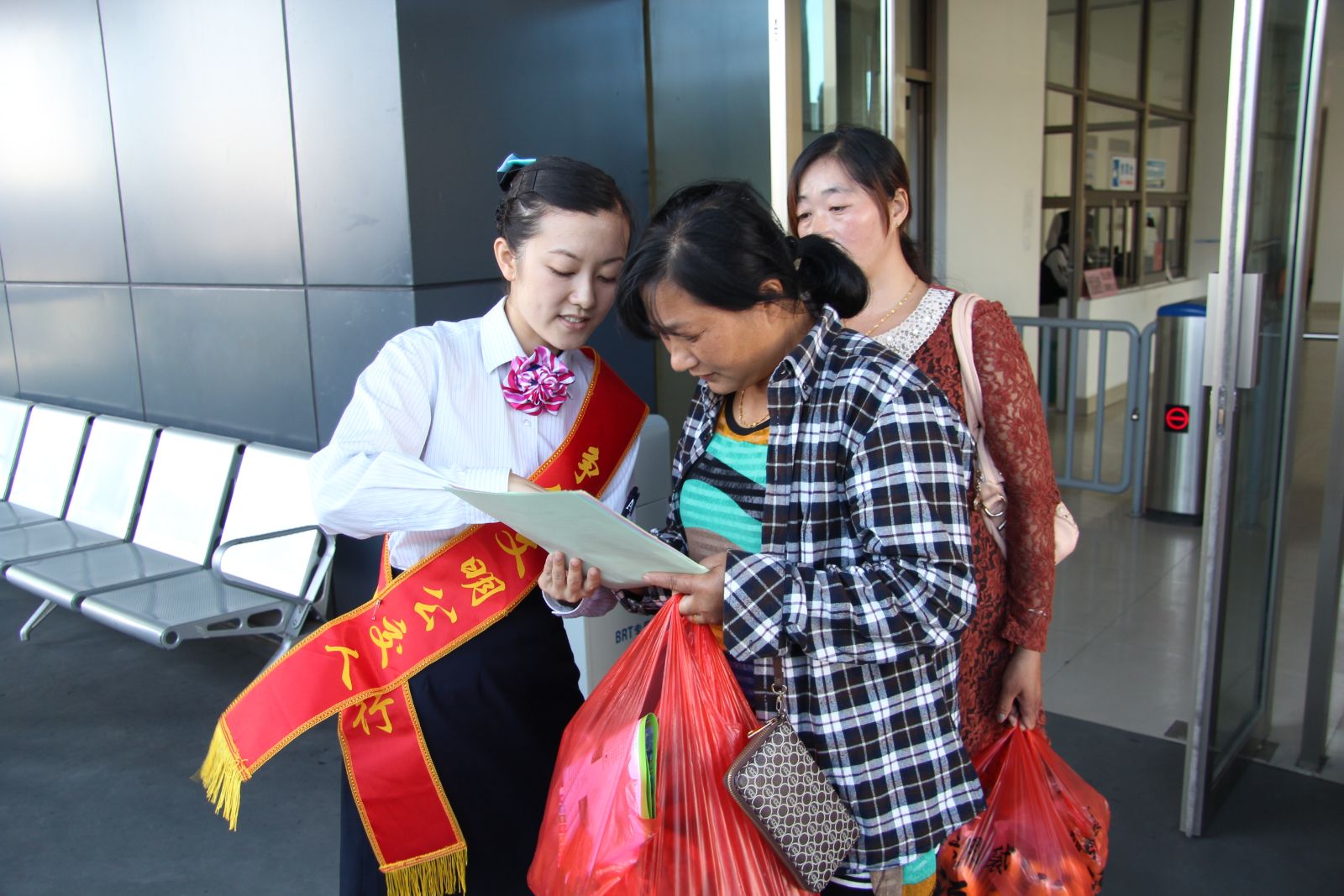 海通公交BRT公司開展乘客滿意度問卷調(diào)查活動(dòng)