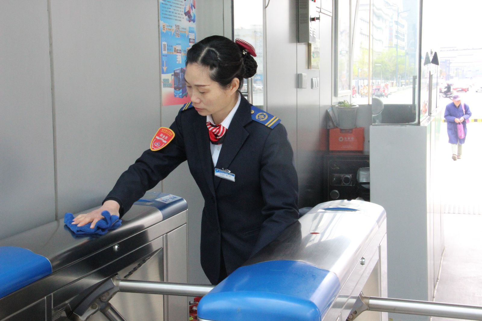 點(diǎn)滴實(shí)踐中完善自己