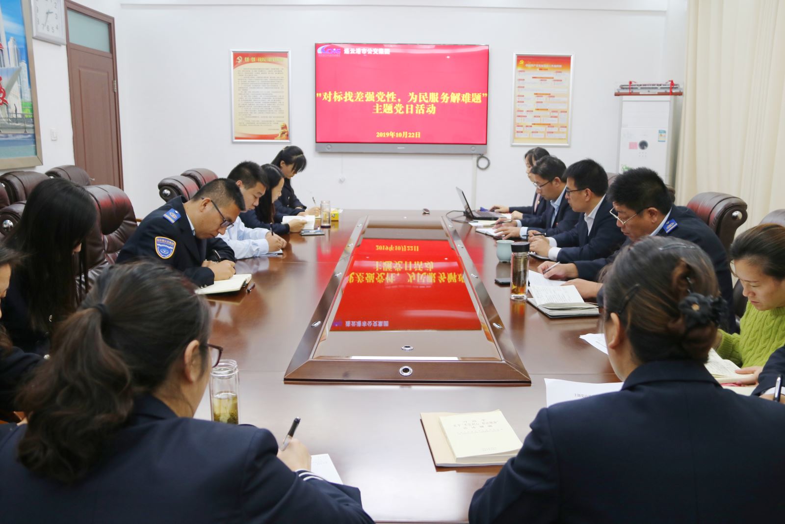 公交集團機關黨總支開展“對標找差強黨性，為民服務解難題”主題黨日活動