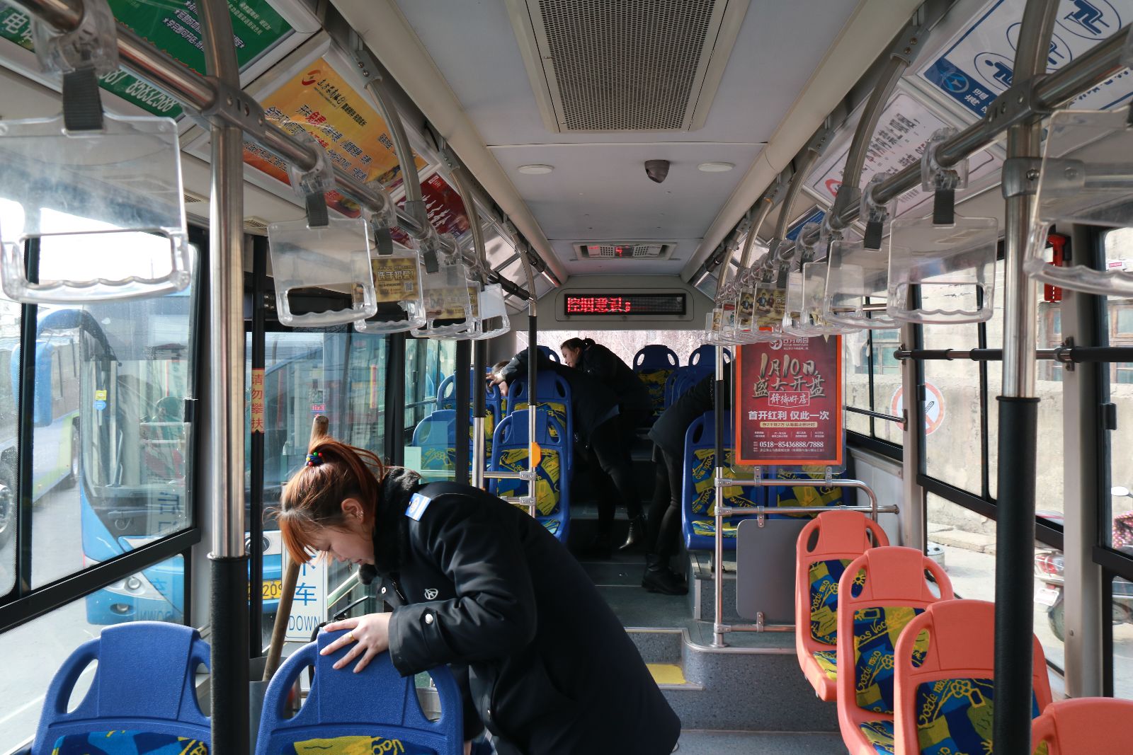 公交海州公司開展慶“三八婦女節(jié)”義務清理車廂衛(wèi)生活動