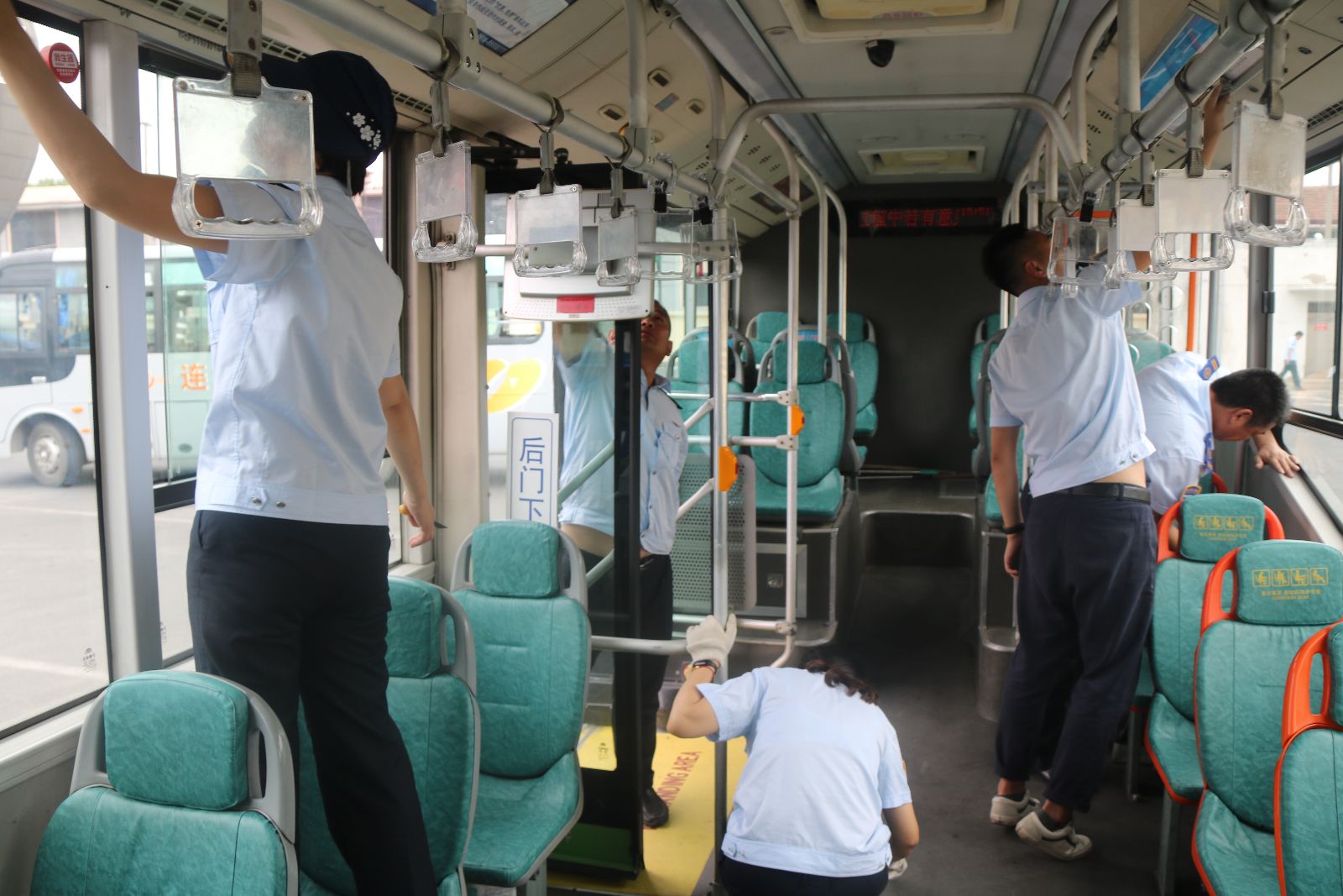 公交快速公司黨支部開展“七一”黨員打掃車輛志愿服務活動