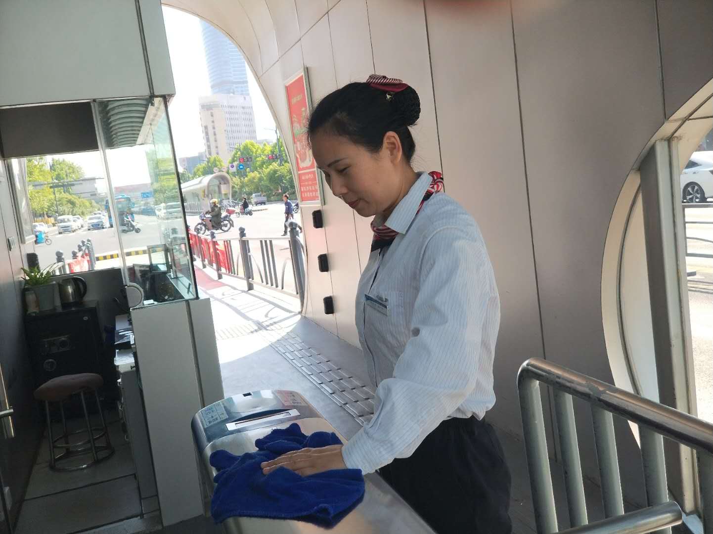 公交集團站務員堅守崗位助老人，優質服務暖人心