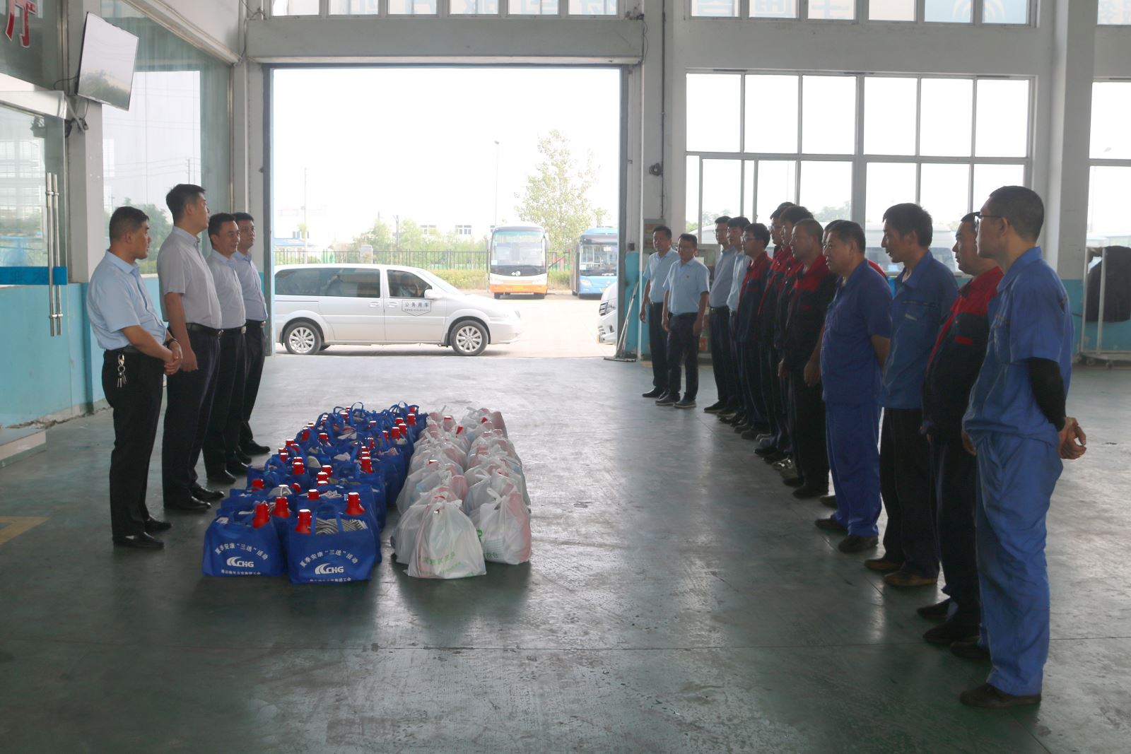 公交集團(tuán)開展“關(guān)愛職工 夏送清涼” 慰問活動(dòng)