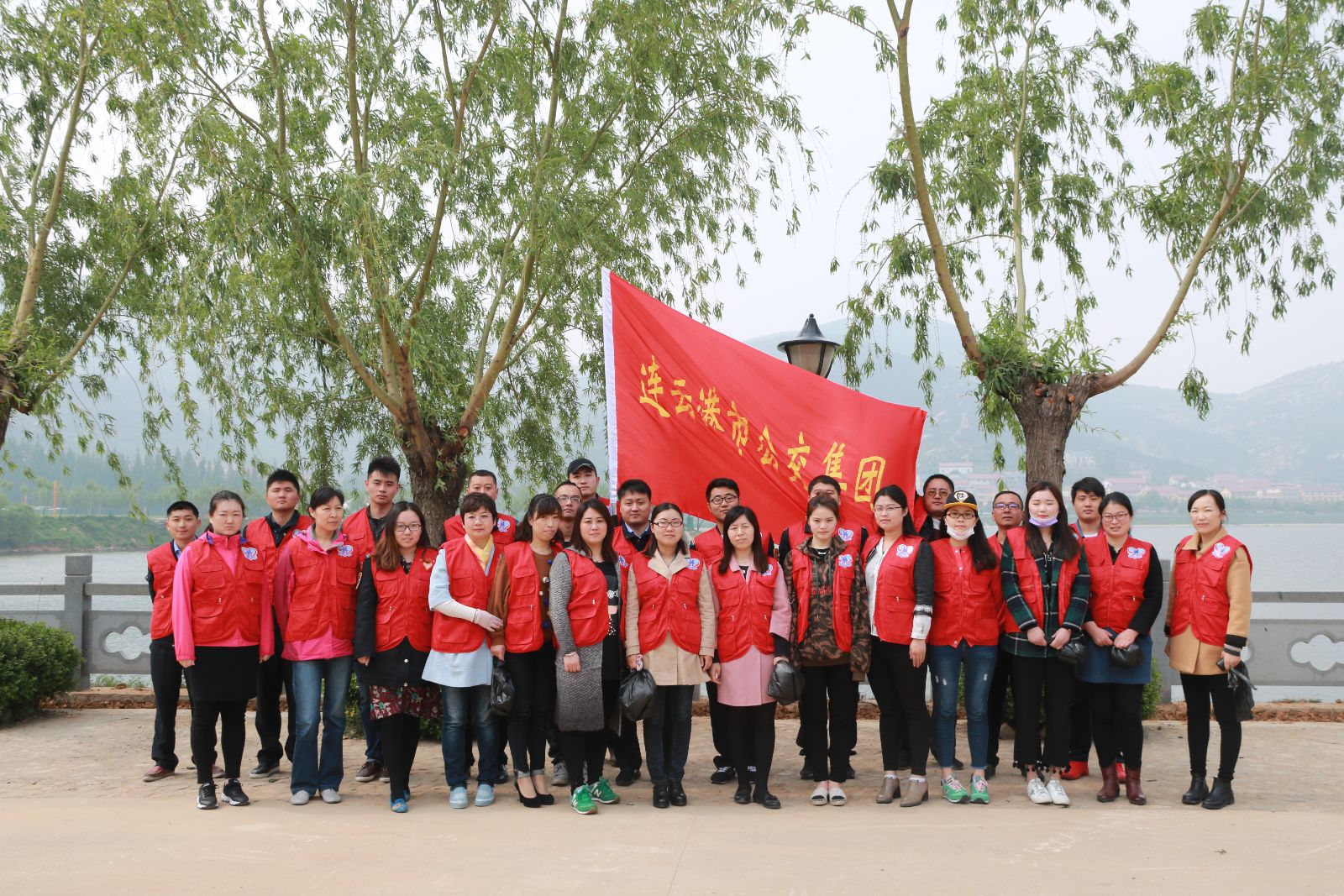 公交集團組織開展志愿環?；顒?/></a></em>
        <div>
        <span><a href=