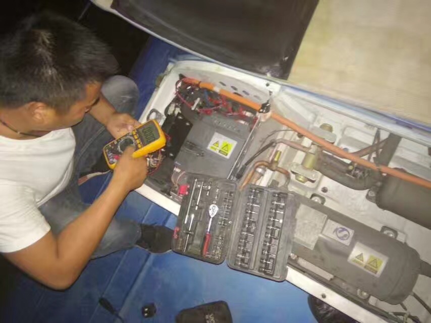 公交集團(tuán)做好空調(diào)清潔、保養(yǎng)工作