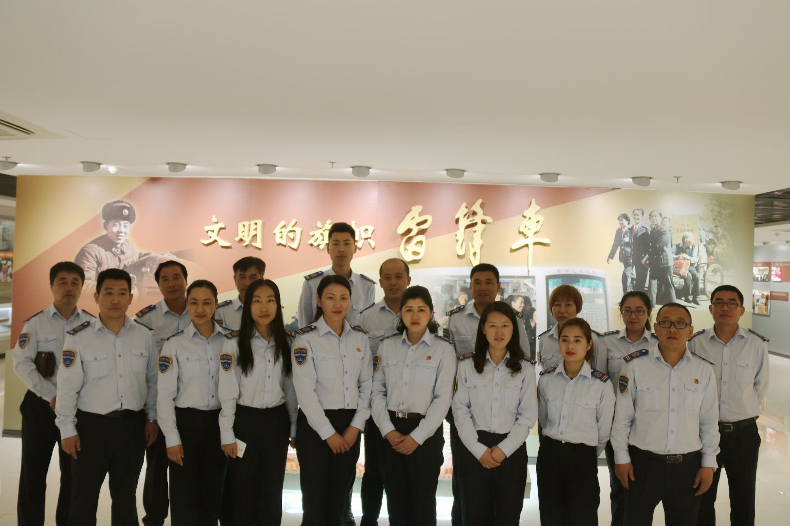 公交新浦公司開展“中國夢?勞動(dòng)美”參觀“雷鋒車”事跡陳列館活動(dòng)