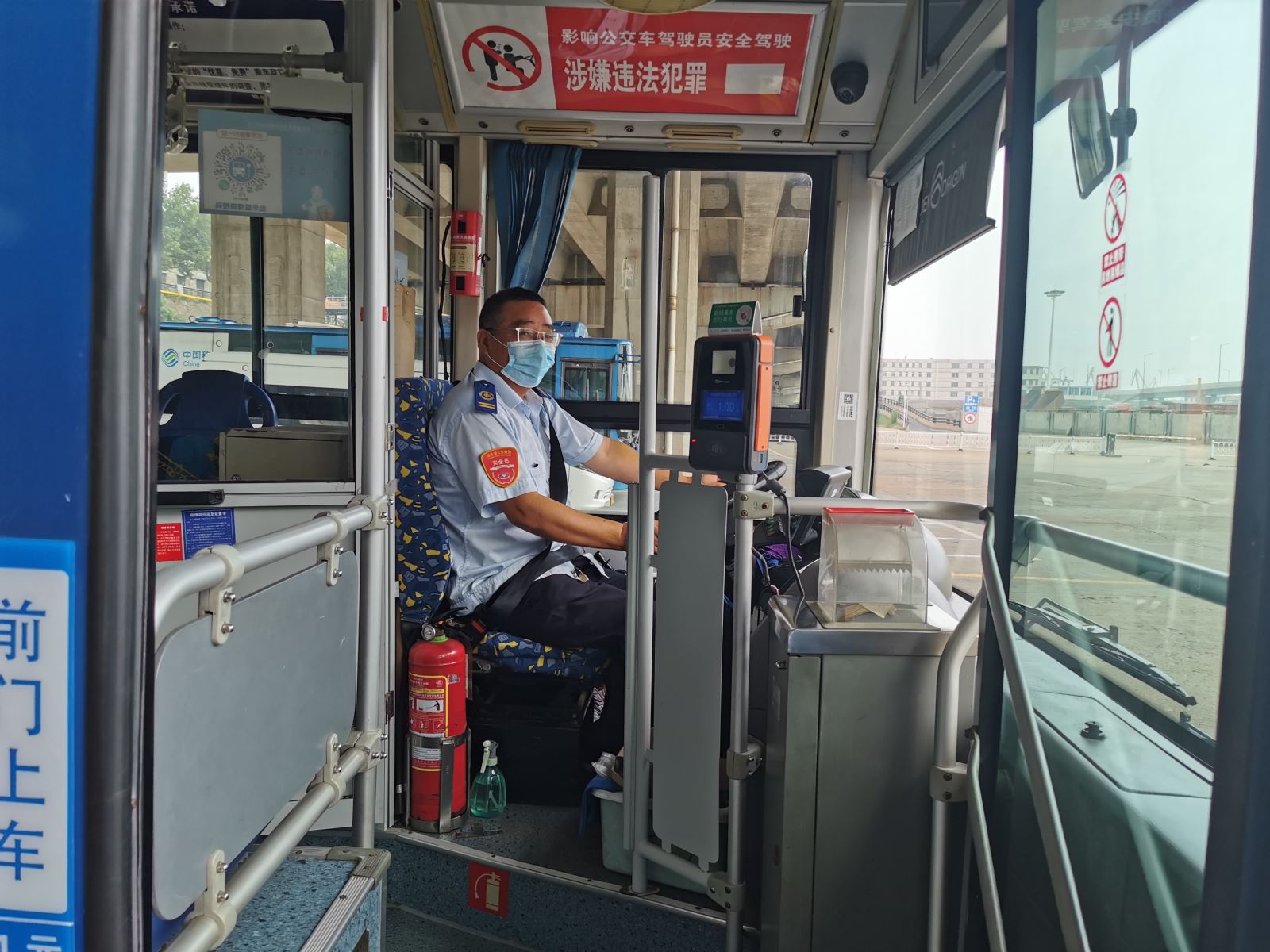 公交集團公交事業(yè)二部33路駕駛員惠彬及時歸還乘客丟失的手提包