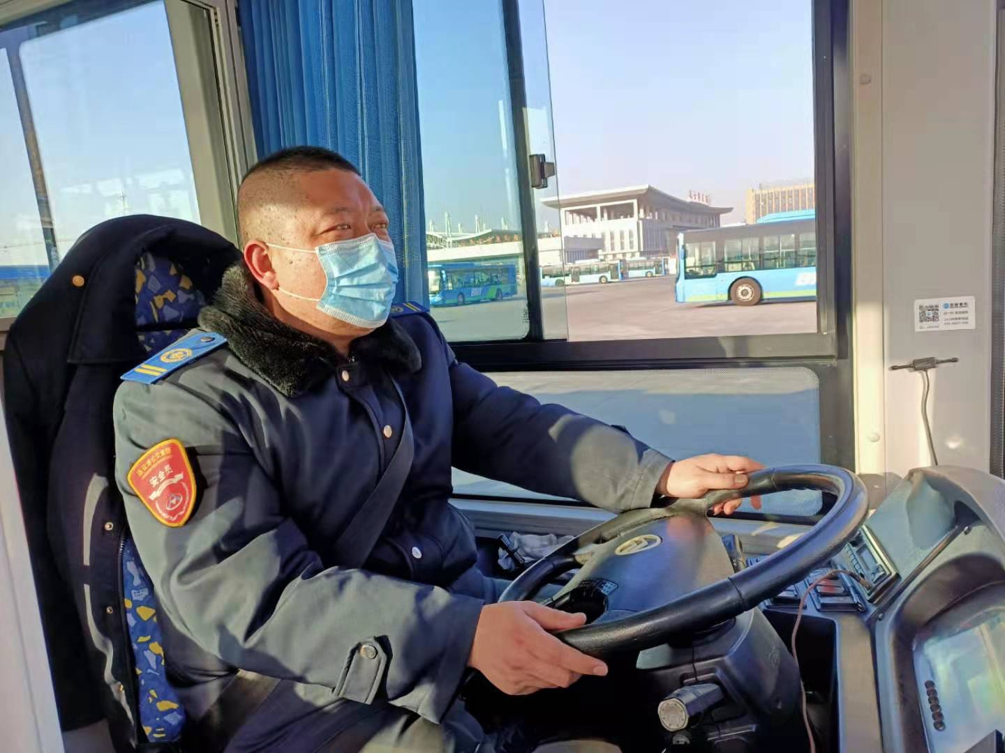 快速公交事業(yè)部駕駛員李建撿到手機歸還乘客獲感謝