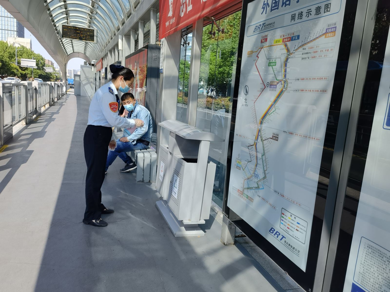 快速公交事業(yè)部站務(wù)員王慧、田玲幫助乘客找到丟失的物品獲感謝