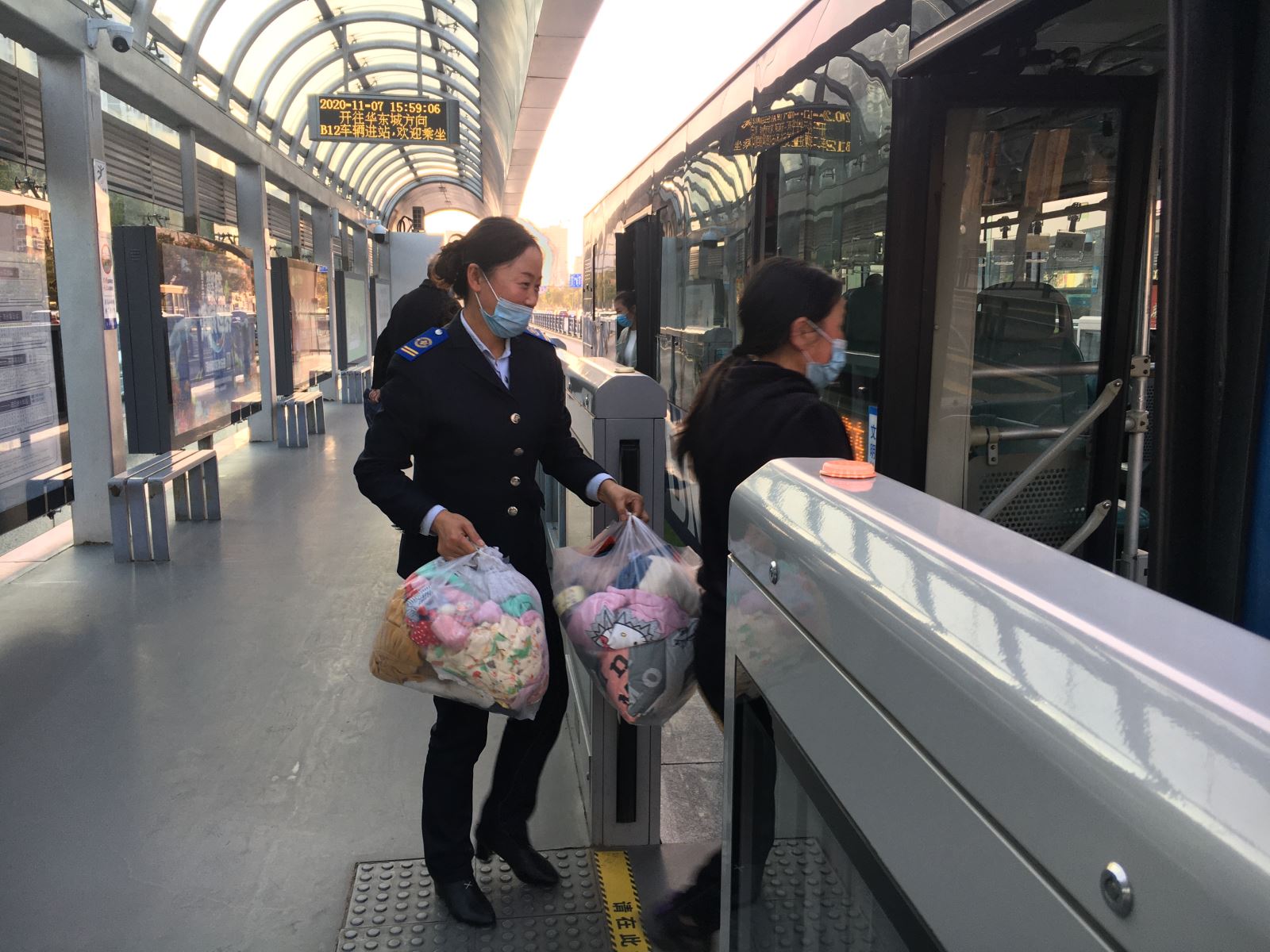 快速公交事業部站務員熱心助人獲稱贊