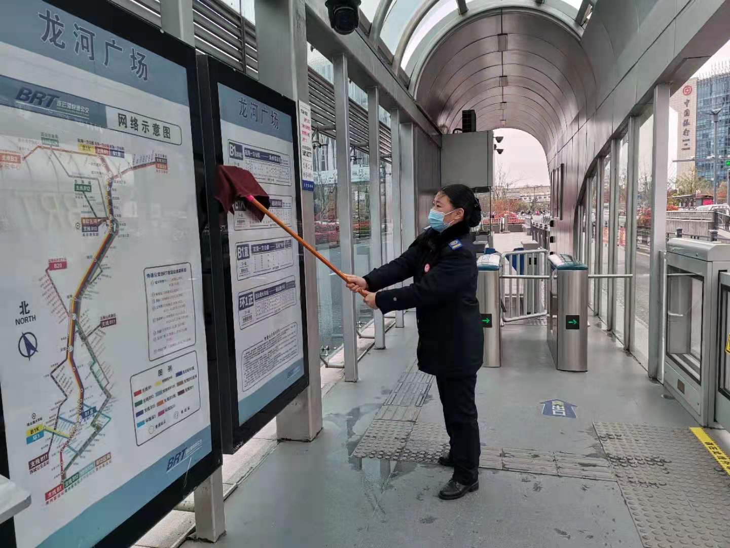 快速公交事業(yè)部站務員霍娟幫助迷路老人找到家人獲感謝